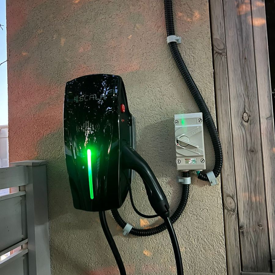 עמדת טעינה Tesla עם נורה ירוקה