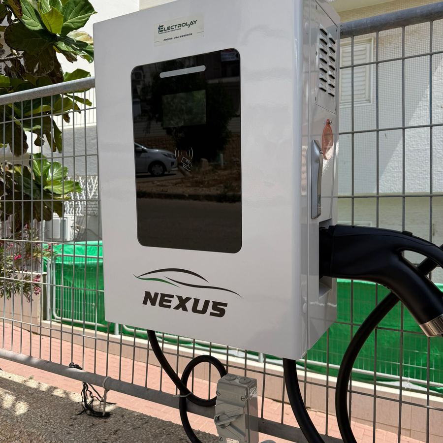 עמדת טעינה NEXUS על עמוד עצמאי