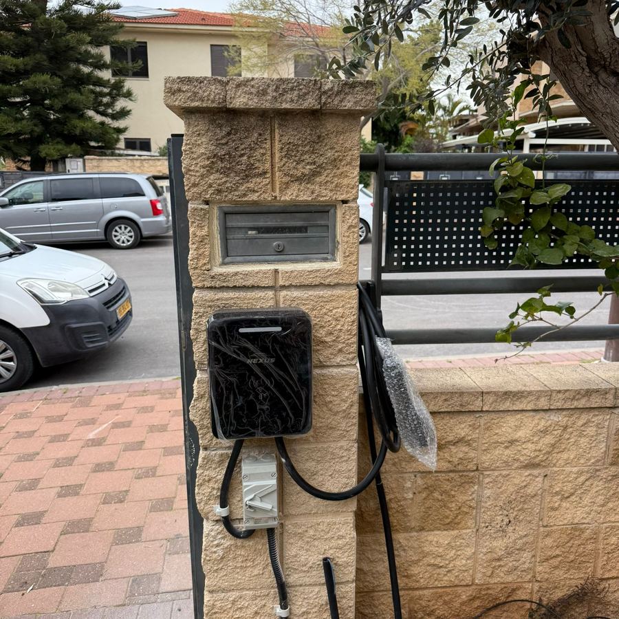 התקנת שתי עמדות טעינה במקביל